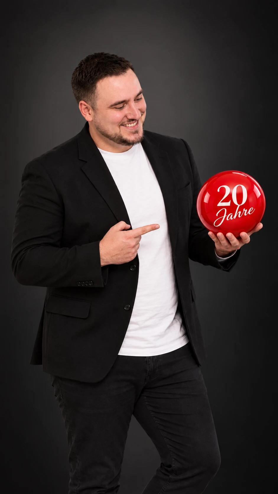 Florian Peters, Gründer von Frontside Media, mit roter Kugel „20 Jahre“