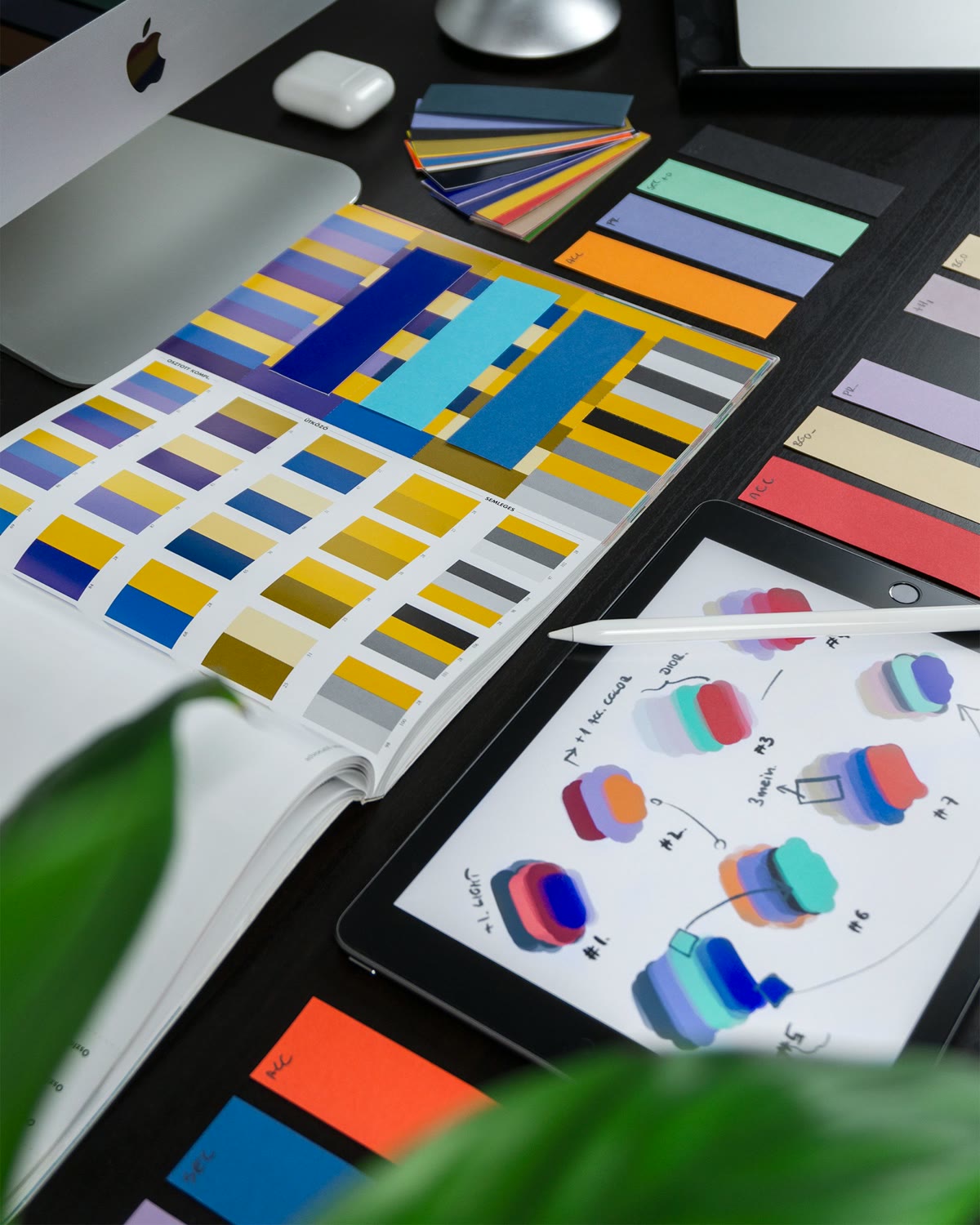 Grafikdesign: Farbfächer, Pantone-Muster und Layout-Entwürfe