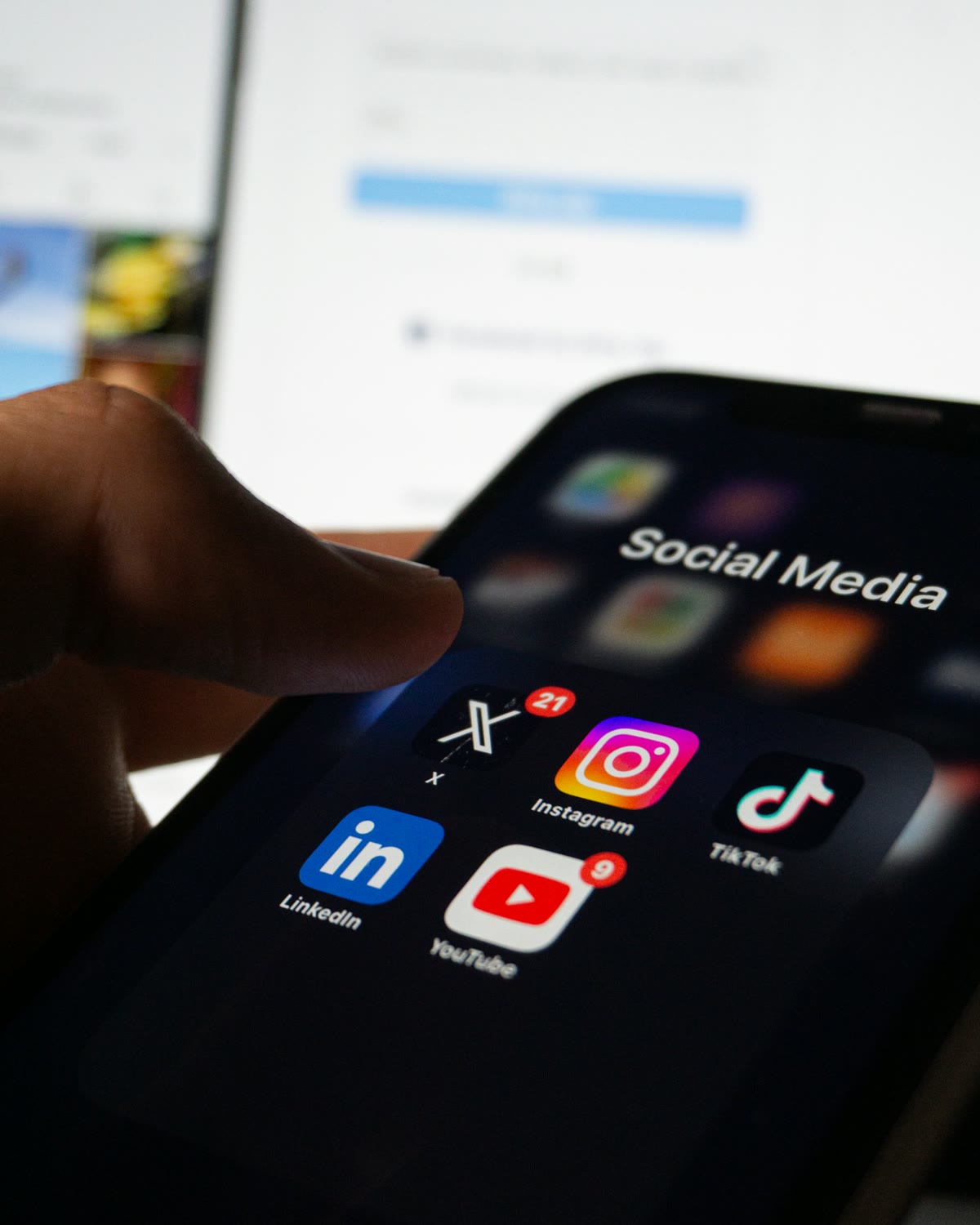 LinkedIn Ads: Smartphone mit LinkedIn-App im Social-Media-Ordner