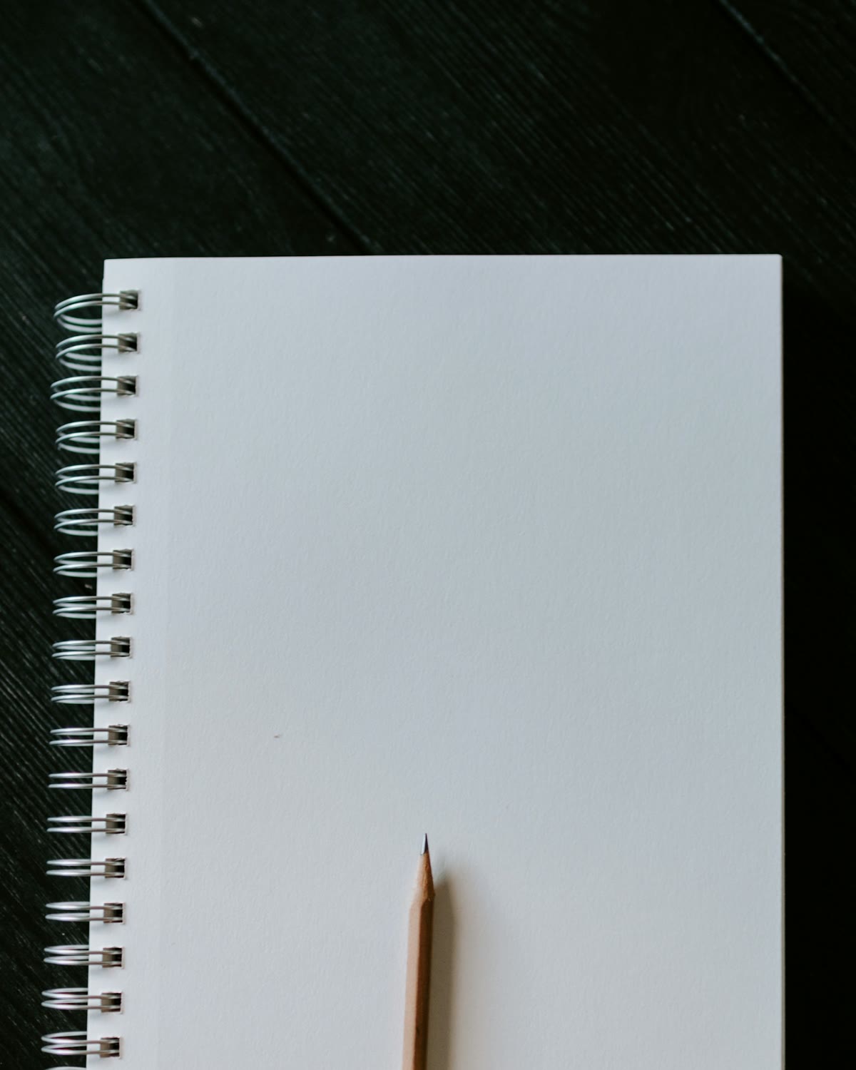 Redaktionsplanung: leeres Spiralnotizbuch mit Bleistift