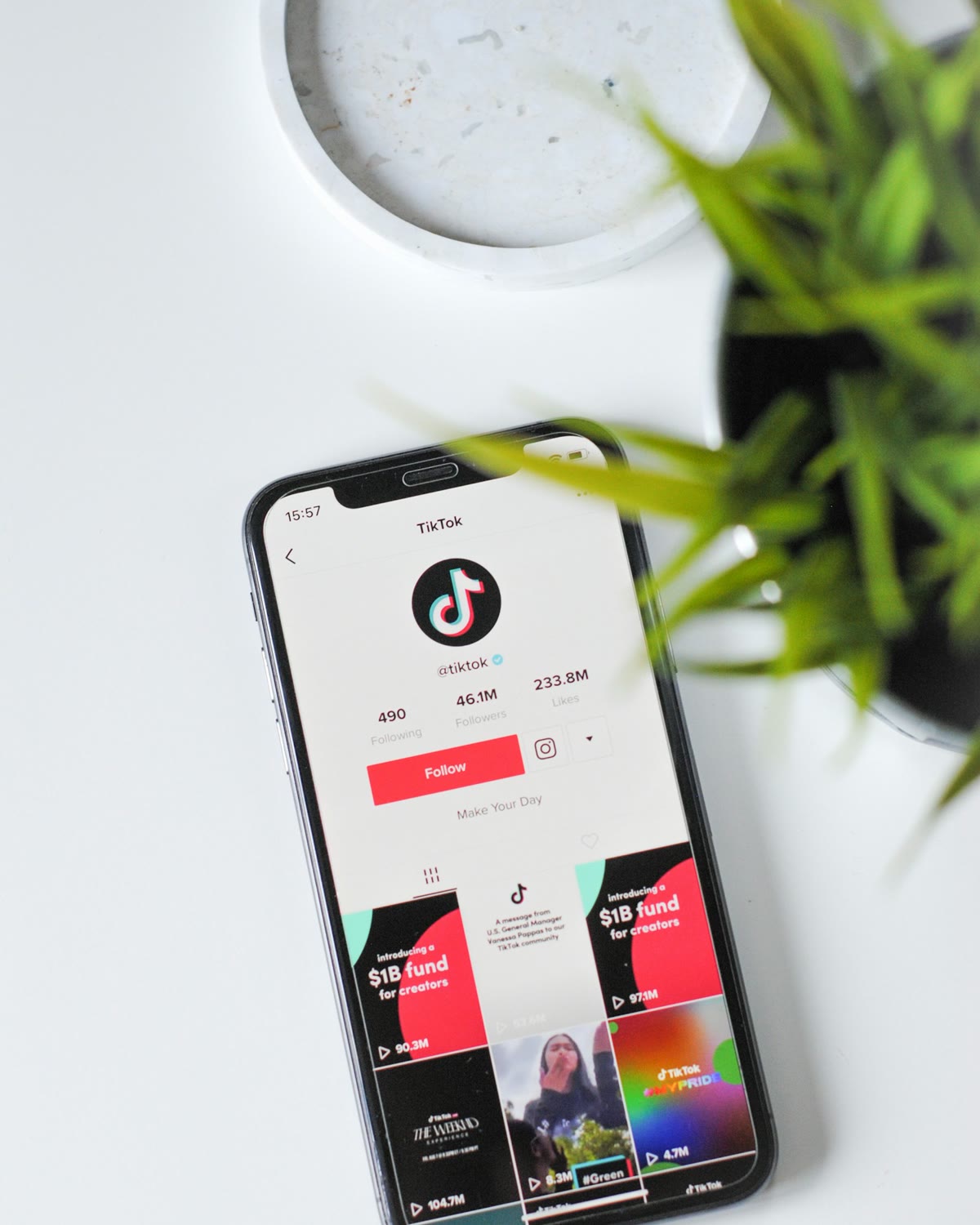 TikTok Ads: Smartphone mit geöffneter TikTok-App auf weißem Tisch