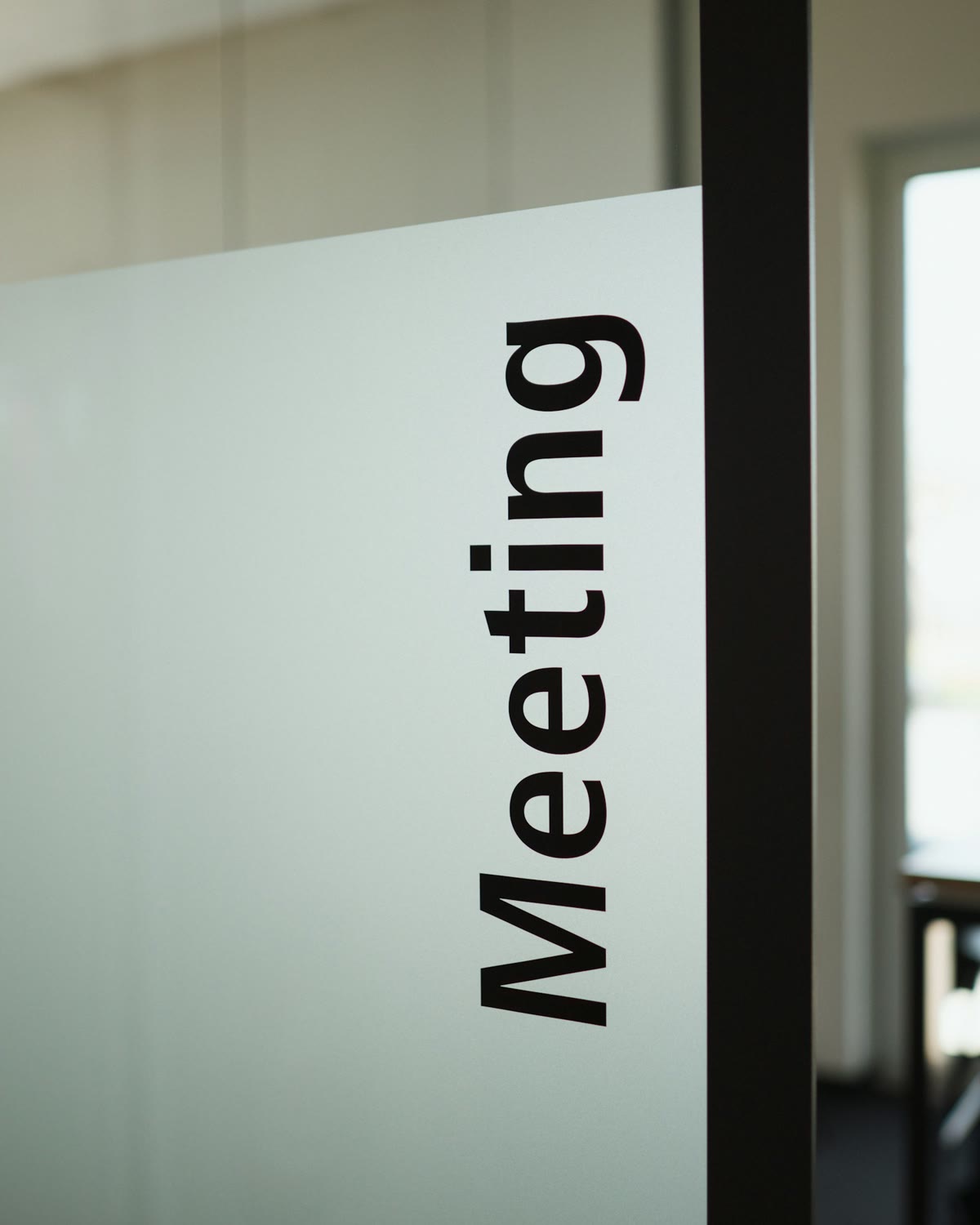 Marketing-Workshop: Glastür mit der Aufschrift Meeting