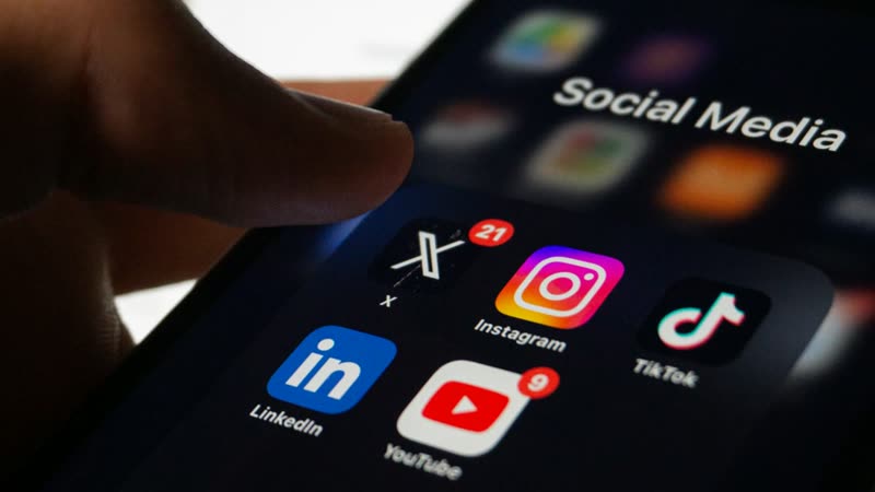 LinkedIn Ads: Social-Media-Apps auf dem Smartphone