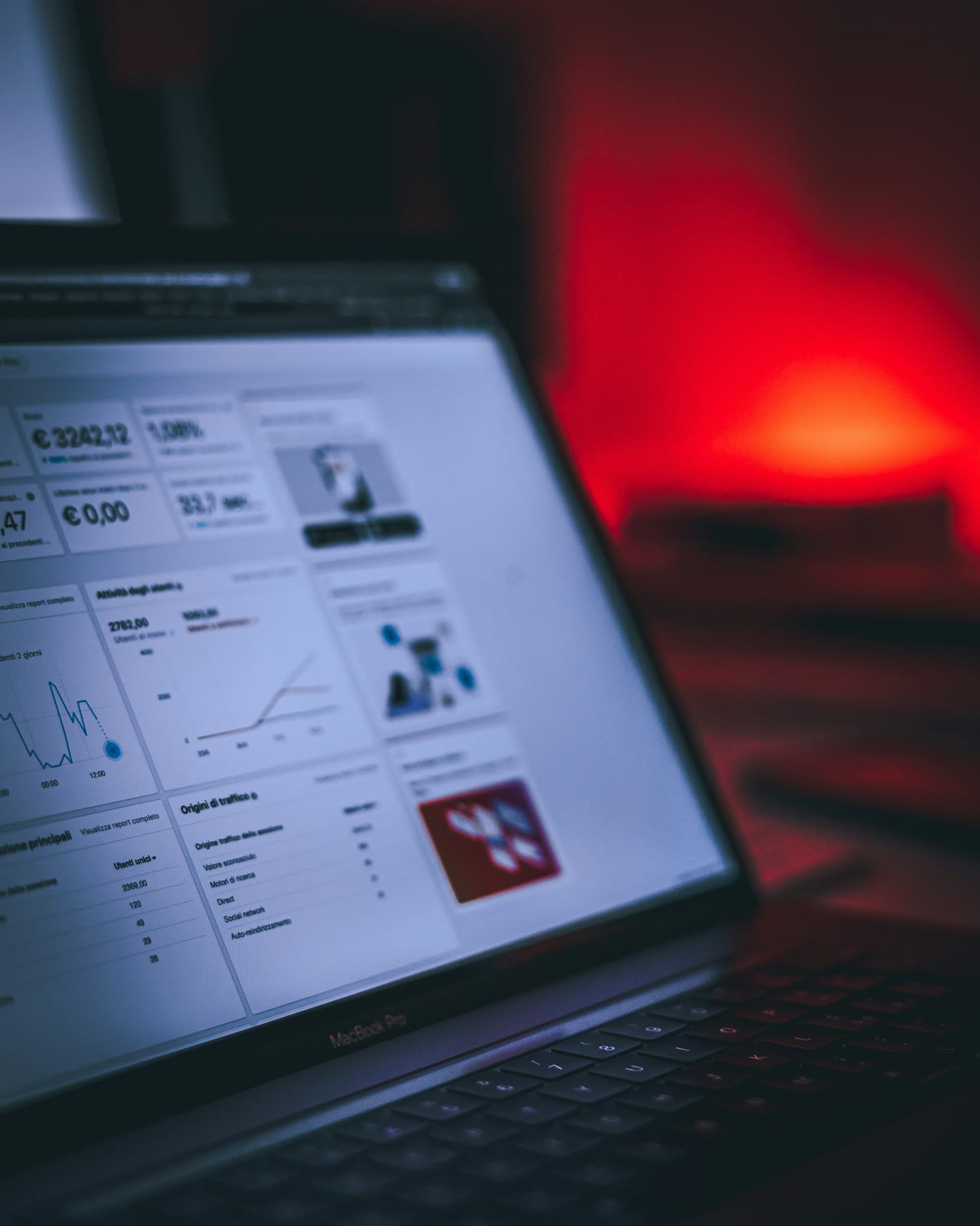 Suchmaschinenoptimierung: Analytics-Dashboard auf einem MacBook in rotem Licht