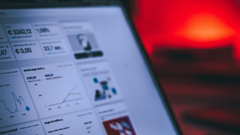Suchmaschinenoptimierung: Analytics-Dashboard auf einem MacBook in rotem Licht