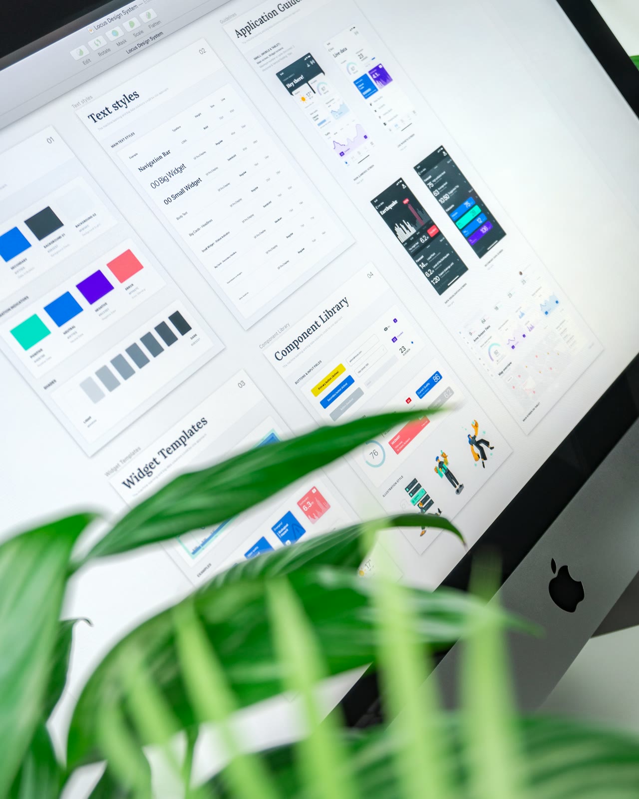 Webdesign: iMac mit Design-System, Farbpaletten und UI-Komponenten